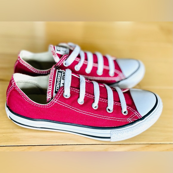 YOUTH CONVERSE ALL STAR SNEAKERS—Size 2–UNISEX—Great Condition—CLASSIC SHOES - Picture 5 of 14